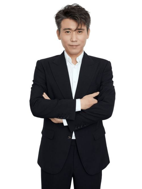 李乃文，1974年10月18日出生于寧夏回族自治區，籍貫天津，中國內地男演員，畢業于中央戲劇學院。
1998年，開始從事話劇演出，先后出演了《戀愛的犀牛》《生活秀》等多部話劇作品。2003年，主演情景喜劇《好市多多》。2004年，主演都市情感劇《動什么別動感情》。2006年，主演都市勵志電影《圍剿》。2007年，主演戰爭電影《集結號》。2009年主演劇情電影《重來》。2010年主演劇情電影《我是植物人》。2011年，主演年代情感劇《鋼的琴》。2012年，主演都市情感喜劇《玫瑰炒肉絲》。2018年，主演都市情感劇《戀愛先生》、年代情感劇《愛情的邊疆》。2020年，主演古裝劇《大秦賦》。2022年主演年代諜戰劇《信仰》、家庭懸疑劇《回來的女兒》。2023年，獲得中央廣播電視總臺第1屆中國電視劇年度盛典年度男演員獎；同年主演的警匪犯罪電影《堅如磐石》上映。